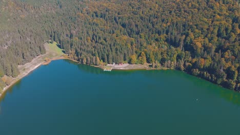 Luftaufnahme-Des-Sees-Saint-Anne,-Kratersee-Am-Vulkan-Ciomatu-Mare-Mit-Dichtem-Wald-In-Rumänien