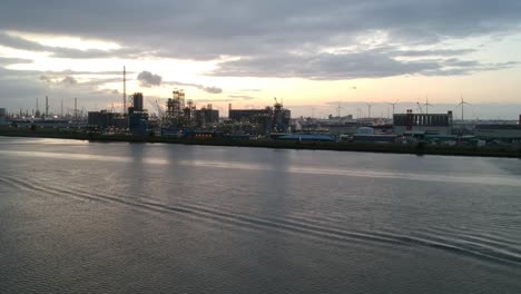 Industrieller-Teil-Des-Hafens-Von-Antwerpen-Während-Der-Goldenen-Stunde,-Wasserwellen-Vom-Gerade-Passierten-Boot