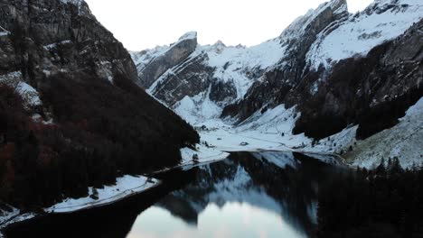Luftüberführung-über-Den-Seealpsee-In-Appenzell,-Schweiz-Im-Winter-In-Richtung-Der-Gipfel-Des-Alpsteins-Und-Ihrer-Spiegelung---4k