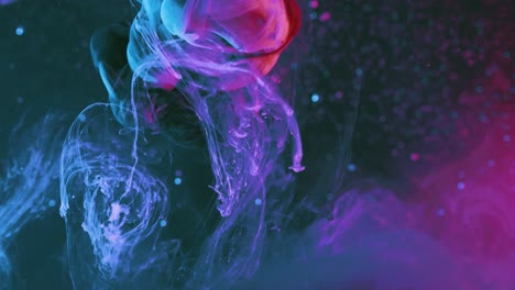 Bunter-Rauchhintergrund---Explodieren-Des-Blauen-Und-Violetten-Rauchähnlichen-Nebels-Kosmisch