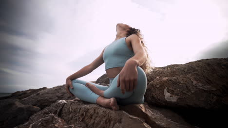 Beckenkern-Stretch-Yogi-Lebensstil,-Der-Auf-Felsen-Meditiert