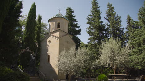 Una-Torre-De-Iglesia-En-Los-árboles,-Vista-Cinematográfica-De-La-Catedral-Sioni-De-La-Catedral-Ortodoxa-Georgiana-En-Tbilisi