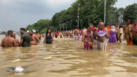 Nahaufnahmevideo-Von-Leuten,-Die-Tarpan-Am-Ganges-Vor-Der-Durga-Puja-Aufführen