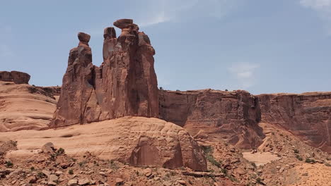 Three-Gossips,-Entrada-Sandstone-Rock-Formations-in-Arches-National-Park,-Utah,-USA,-Panorama