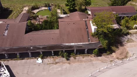 Aerial-View-Of-Abandoned-Building-Of-Sugar-Loaf-Ski-Resort-In-Leelanau-County,-Michigan