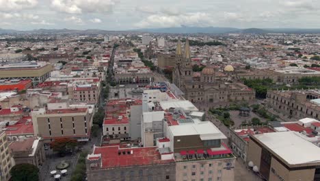 Guadalajara-Stadt-Mit-Berühmten-Wahrzeichen,-Plaza-De-Armas,-Guadalajara-Kathedrale,-Rathaus-Und-Hauptplatz-In-Mexiko
