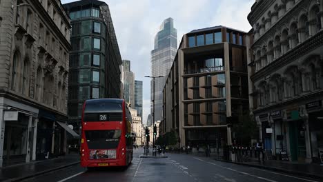 Blick-Auf-Die-Straße-Von-Twentywo-Und-London-Tower-42-In-London,-Großbritannien-Tagsüber
