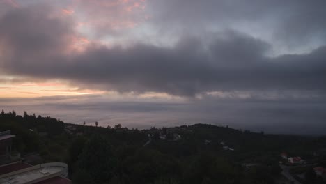 Wolken-Ziehen-Bei-Sonnenaufgang-Schnell-über-Das-Caramulo-Tal,-Portugal