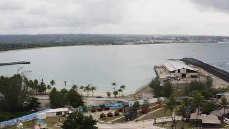 Faro-De-Arecibo-Y-Parque-Histórico-Junto-A-La-Playa-De-Poza-Del-Obispo-En-Puerto-Rico