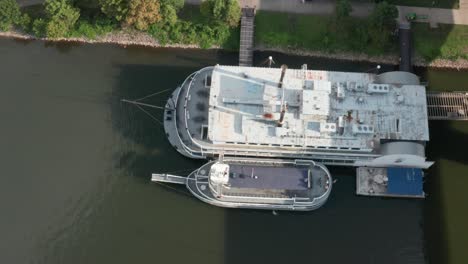 Luftaufnahme-Von-Oben-Nach-Unten-Von-Tretboot,-Dampfschiff,-Showboat-Im-Fluss
