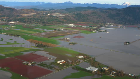Campos-Agrícolas-Sumergidos-En-Agua-De-Inundación-Después-De-Una-Tormenta-En-Columbia-Británica,-Canadá