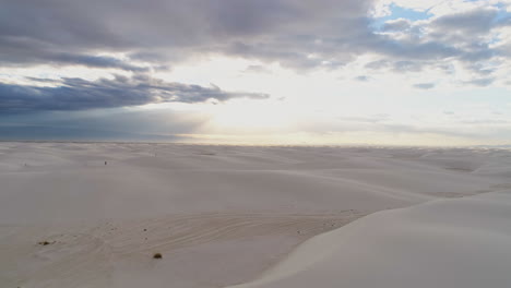 4k-Antenne-Des-Sonnenaufgangs-Am-Wunderschönen-White-Sands-National-Monument-New-Mexico