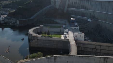 Alqueva-Damm-Und-Der-Stausee,-Der-Hyrdo-Strom-Erzeugt