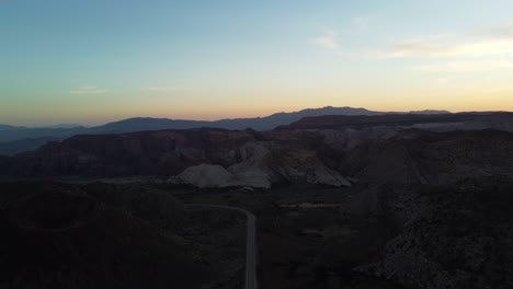 Sonnenuntergang-über-Felsen-Und-Bergen-Im-Snow-Canyon-State-Park,-Utah