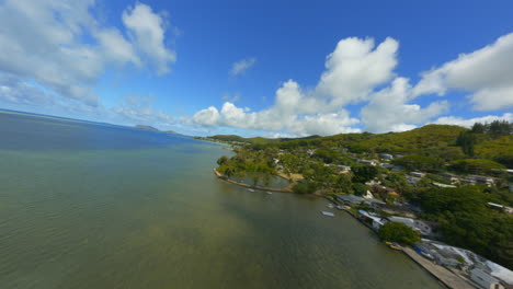 Fpv-Drohne-über-Der-östlichen-Küste-Von-Oahu,-Der-Kaneohe-Bucht-Und-Dem-üppig-Grünen-Kailua-Viertel-Sichtbar