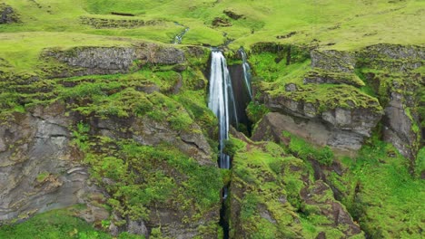 Cascada-Gljufrabui-Escondida-En-Una-Cueva-Durante-El-Verano-En-Islandia---Retroceso-Aéreo