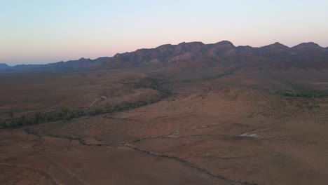Dramático-Paisaje-Desierto-De-Australia,-Picos-De-La-Cordillera-Y-Arroyo-Seco,-Antena
