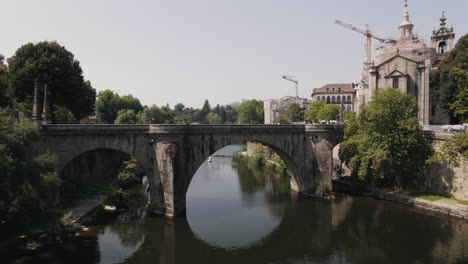 Mittelalterliche-Brücke-Sao-Gonçalo-über-Den-Fluss-Tamega,-Amarante,-Portugal