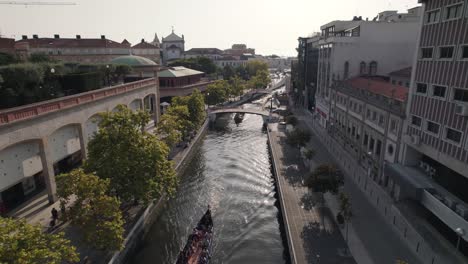 Majestätische-Stadt-Aveiro-Mit-Schönem-Wasserkanal-Und-Gebäuden,-Luftbild
