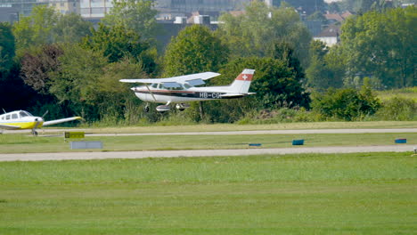 Kamerafahrt-Von-Schweizer-Leichtflugzeugen,-Die-Auf-Dem-Flughafen-Zwischen-Den-Alpen-In-Der-Schweiz-Landen