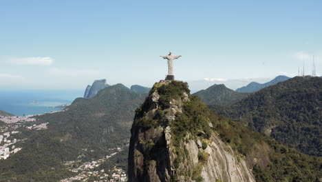 Volando-Alrededor-De-La-Estatua-Del-Cristo-Redentor-En-El-Cerro-Corcovado-En-Río-De-Janeiro