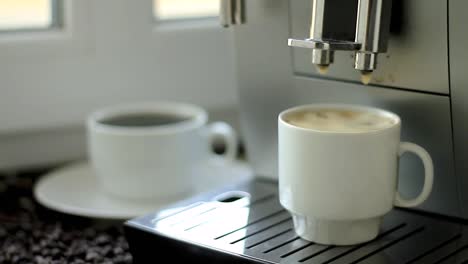 Heißer-Kaffee,-Der-Aus-Der-Kaffeemaschine-In-Eine-Tasse-Gegossen-Wird-Stockvideo