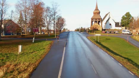 Mann,-Der-Einsame-Ländliche-Straße-In-Der-Nähe-Der-Kleinen-Stadt-Ostersund,-Schweden,-Hinunterfährt