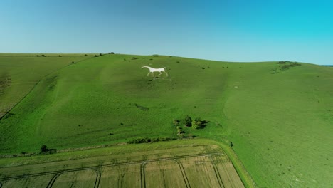 Wiltshire-Historisches-Weißes-Pferd-Ikonische-Kreidefigur-Wahrzeichen-Luftbild-Aufsteigende-Fernsicht