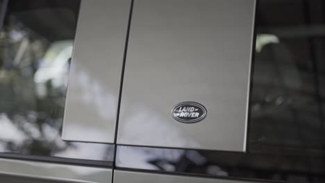 Land-Rover-Verteidiger-Neue-Generation-Seite-Und-Logo,-Britisches-Geländewagen,-Range-Rover,-Außen-Des-Autos