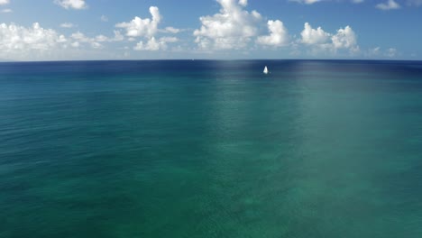 Eine-Statische-Luftvideoaufnahme-Von-Wunderschönem-Türkisfarbenem-Meerwasser-Mit-Blauem-Himmel-Auf-Der-Karibischen-Insel