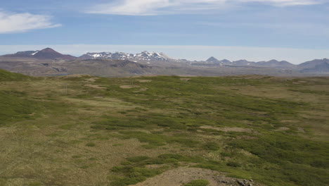 Panorama-Del-Campo-Verde-Y-El-Volcán-Nevado-De-Snaefellsjokull-En-Snaefellsnes,-Islandia