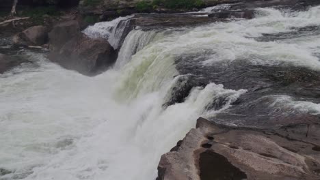 Gran-Cascada-En-Medio-De-Un-Río-Muestra-El-Poder-Del-Agua