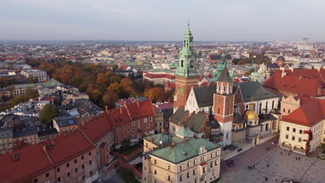 Aerial-flying-backwards-of-Cathedral-of-Wawel-Royal-Castle,-Krakow