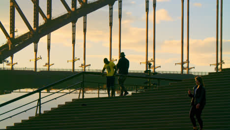 Silhouette-Von-Menschen-Hängen-In-Der-Treppe-Mit-Sydney-Harbour-Bridge-Im-Hintergrund-Bei-Sonnenuntergang-In-Australien