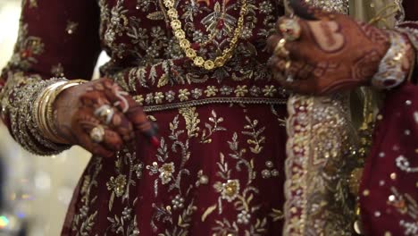Die-Hände-Der-Asiatischen-Bräute-Sind-Mit-Einem-Wunderschönen-Henna-Design-Bedeckt-Und-Tragen-Ein-Rotes-Hochzeitsoutfit