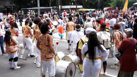 Musiker-Führen-Samba-Bei-Der-Demonstration-Gegen-Den-Brasilianischen-Präsidenten-Bolsonaro-Auf