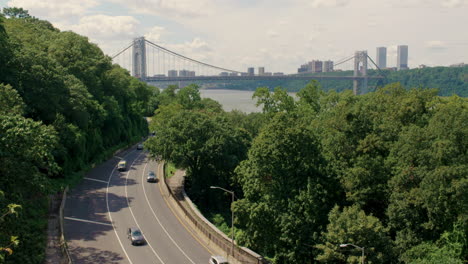 Hudson-Parkway-In-New-York-City-Mit-George-Washington-Bridge-In-Der-Ferne