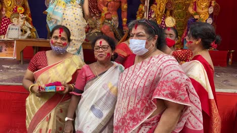 Verheiratete-Hinduistische-Frauen-Spielen-Mit-Vermilion-Auf-Vijay-Dashami-Bei-Einem-Durga-Puja-Pandal-In-Kalkutta,-Westbengalen,-Indien-Am-14.-Oktober-2021