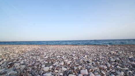 Pájaros-Negros-En-La-Playa-Mediterránea-De-Guijarros-Al-Atardecer-Antalya-Turquía