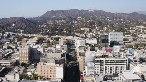 Fliegen-Nach-Norden-Auf-Der-Vine-Street-In-Hollywood,-Kalifornien