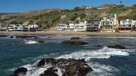 Schöne-Strandhäuser-Am-Berühmten-Strand-Von-Malibu-In-Der-Nähe-Von-Los-Angeles,-Kalifornien,-USA