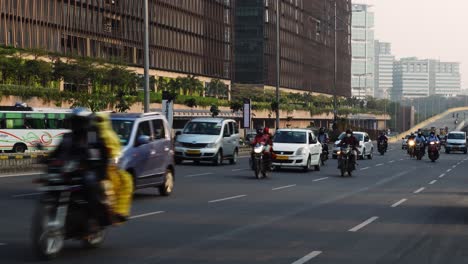 Video-De-Cámara-De-Acción-De-Las-Carreteras-De-La-Ciudad-Con-Diferentes-Vehículos-Como-Tuk-Tuk,-Ciclomotores,-Motocicletas,-Autobuses-En-La-Ciudad-Metropolitana,-Hyderabad
