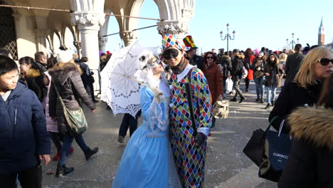 Un-Hombre-Y-Una-Mujer-Posan-Para-Una-Foto-En-El-Carnaval-De-Venecia-Usando-Trajes-Tradicionales-De-Arlecchino