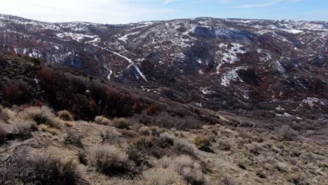 Hermosa-Vista-De-Las-Montañas-De-Utah-Bajando-La-Colina-Con-Drones