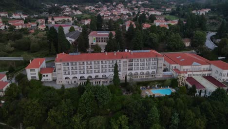 Golden-Tulip-Caramulo-hotel-and-Car-Museum-with-mountain-in-background,-Portugal