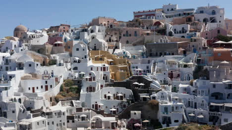 Weißgetünchtes-Stadtbild-An-Der-Schroffen-Klippenspitze-Im-Dorf-Oia-Auf-Der-Griechischen-Insel-Santorini