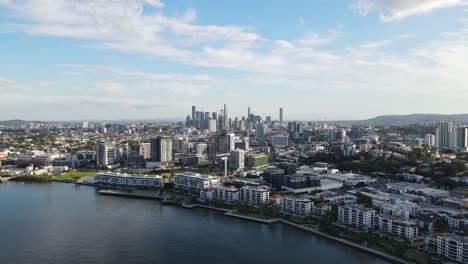 Wolkenkratzer-Neben-Dem-Waterfront-Park-Und-Vor-Dem-Brisbane-River-In-Newstead,-Qld,-Australien