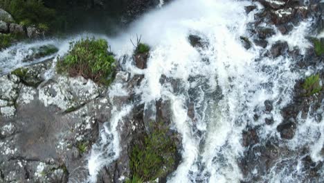 Einzigartige-Aussicht-Nach-Einem-Schnell-Fließenden-Bachbett,-Das-Schnell-über-Einen-Majestätischen-Wasserfall-Fällt