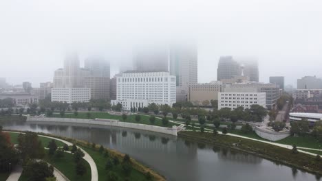 Columbus-Ohio-Skyline-An-Einem-Nebligen-Morgen,-Luftdrohne