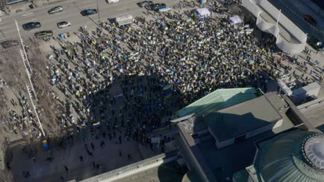Comunidad-Ucraniana-Y-Simpatizantes-En-La-Manifestación-Contra-La-Invasión-Rusa-Celebrada-Frente-A-La-Galería-De-Arte-De-Vancouver-En-Canadá